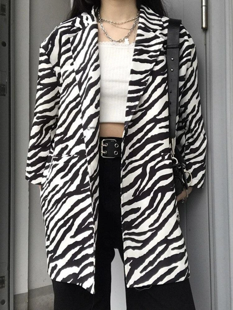 Blazer zébré audacieux: Libérez votre côté sauvage avec élégance!